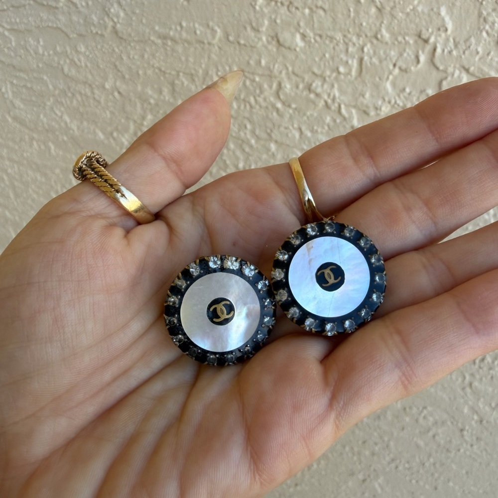 CHANEL Pre-Owned
1997 CC button clip-on earrings
